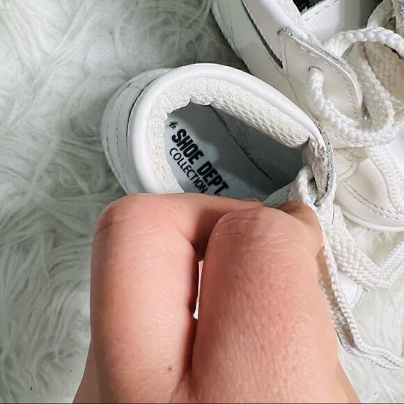 Classy white baby shoes size 4 W - Picture 13 of 13